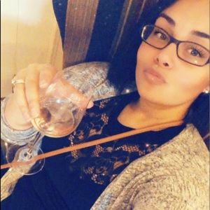 Meet your Posher, Taina